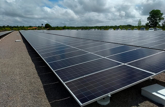 Rede de atacarejo aposta em energia solar para reduzir custos