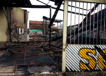 Incêndio destrói loja de estofados em Santana