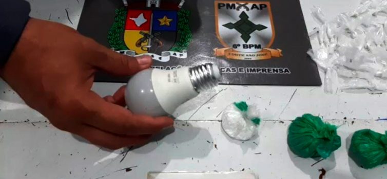 Policiais encontram drogas dentro de uma lâmpada