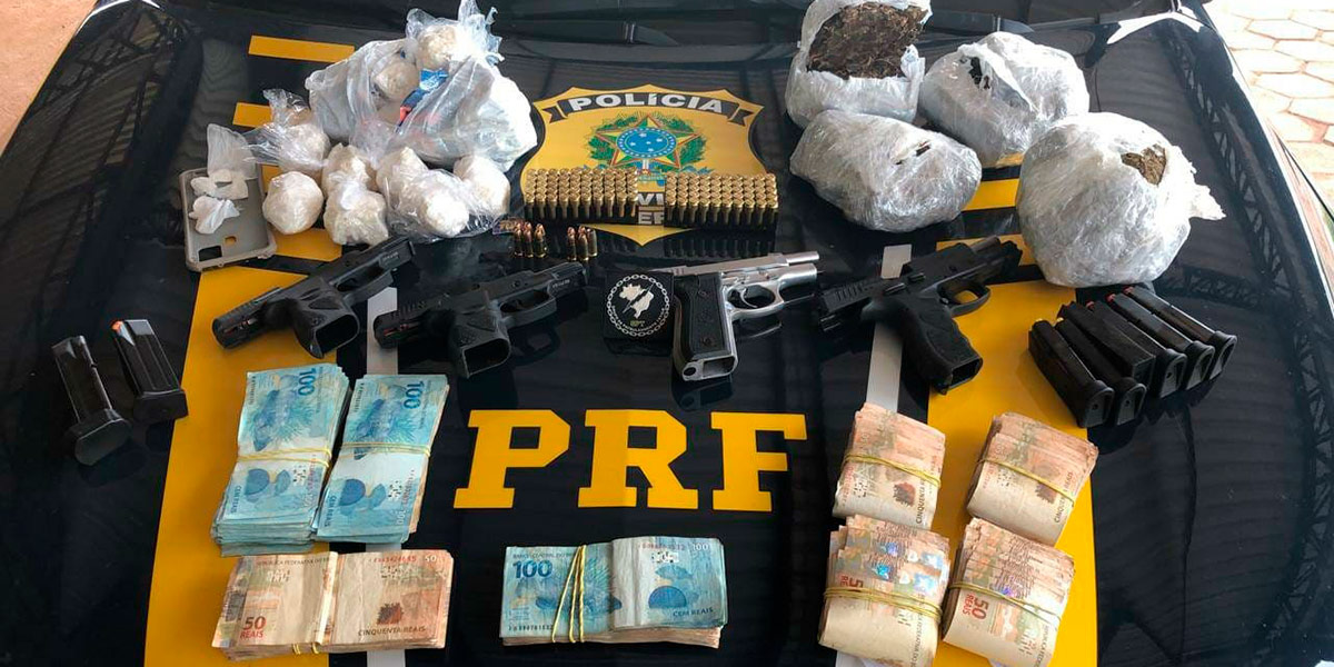 Motorista é preso com drogas, armas, munições e dinheiro