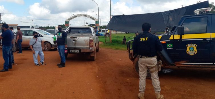 Moradores de três municípios do Amapá interditam trecho da BR-210