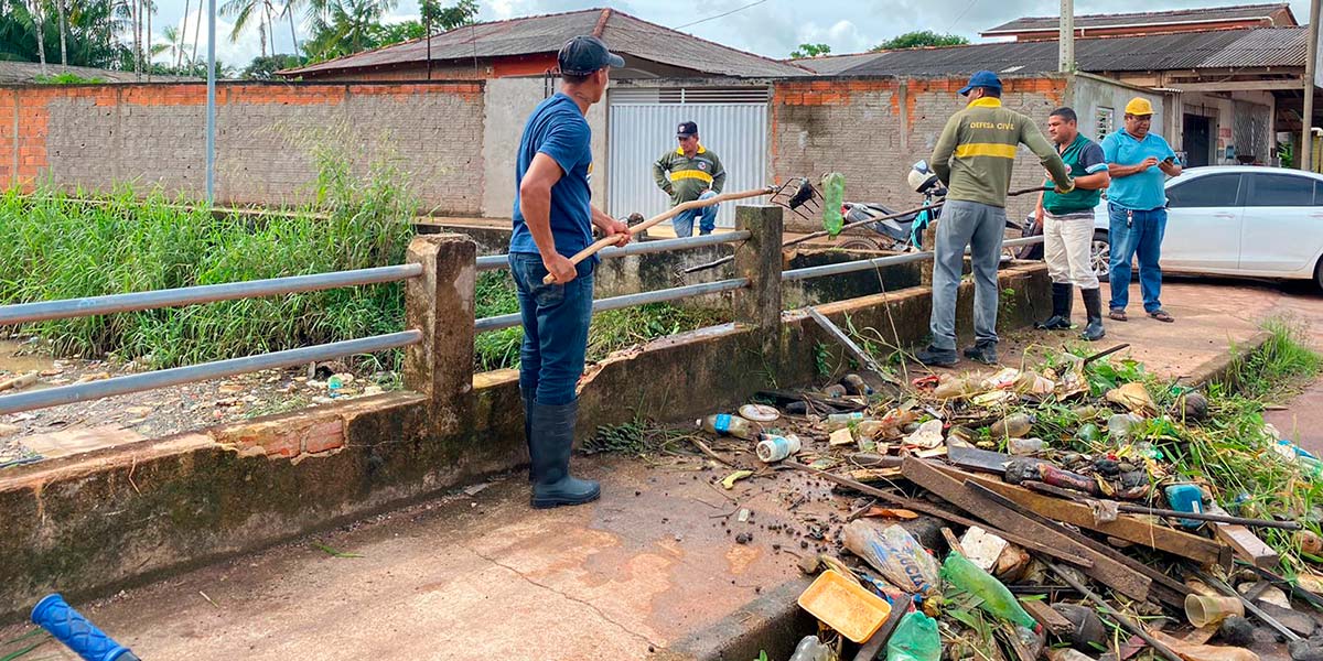 Prefeitura de Santana intensifica limpeza de canais para evitar alagamentos