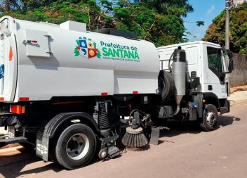 Caminhão varredor reforça limpeza das vias de Santana